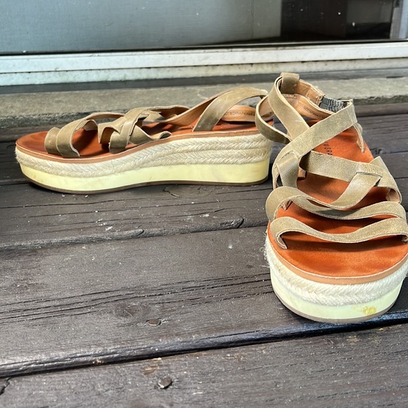 Lucky Brand Strappy Platform Sandles - Picture 4 of 8